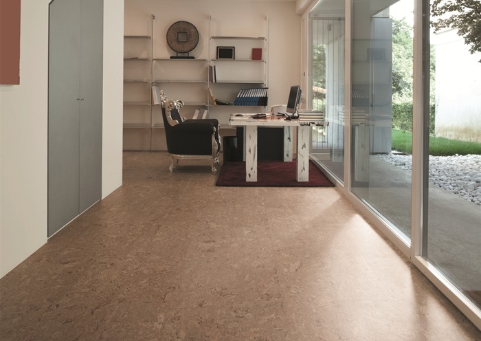 裝修客廳用哪種地板？軟木地板可以嗎？ 裝修客廳的流行地板——軟木地板