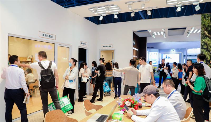 得高補(bǔ)氧學(xué)習(xí)桌亮相第83屆中國(guó)教育裝備展示會(huì)，富氧科技助力青少年智慧成長(zhǎng) 圖片 2