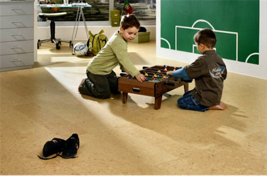 寶寶在家里“摸爬滾打” 如果鋪的是軟木地板就好了